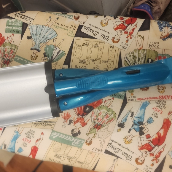 BedHead Wave Artist Blue Hair Tool - Picture 3 of 3